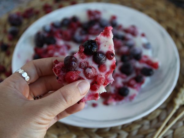 Recept Frysta yoghurtbarer med röd frukt