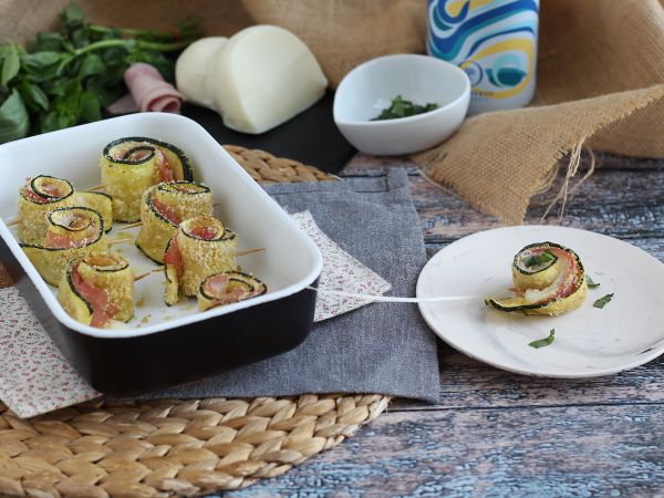 Recept Ugnsbakade zucchinirullar med skinka och scamorzaost