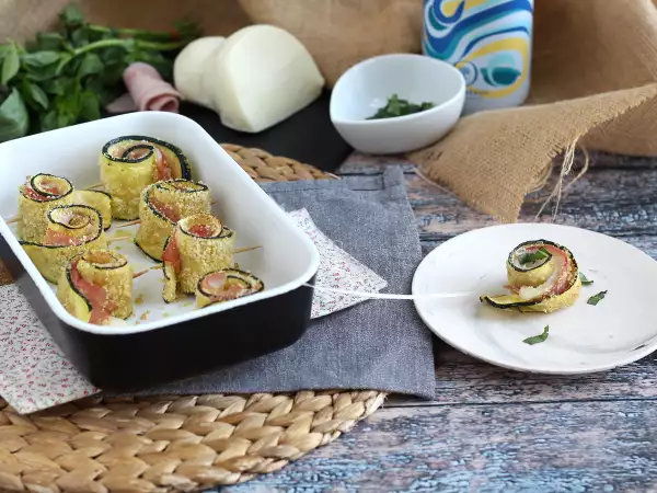 Recept Ugnsbakade zucchinirullar med skinka och scamorzaost