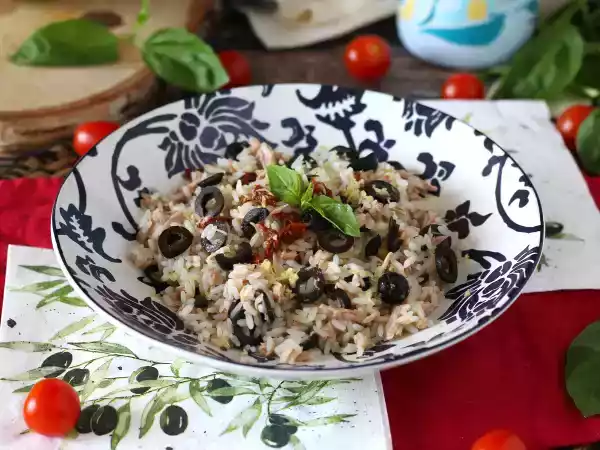Recept Medelhavsrissallad: tonfisk, oliver, soltorkade tomater och citron