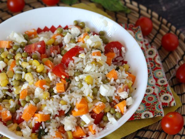 Recept Vegetarisk rissallad: fetaost, majs, morötter, ärtor, körsbärstomater och mynta