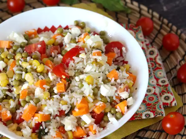 Recept Vegetarisk rissallad: fetaost, majs, morötter, ärtor, körsbärstomater och mynta