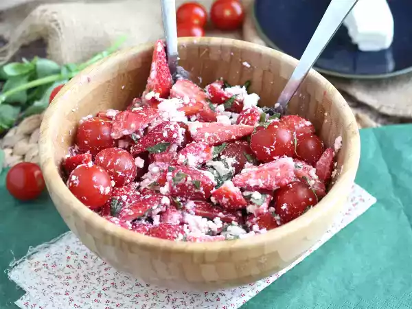Recept Sallad med jordgubbar, tomater, fetaost och basilika