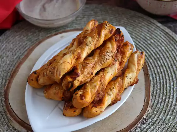 Recept Smördegssnurror med pesto rosso och mozzarella