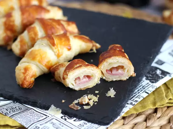 Recept Smördegscroissanter med béchamelsås, skinka och ost