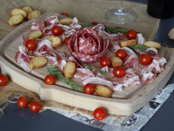 Recept Hur gör man ett charkuterifat? vik den till en rosform!