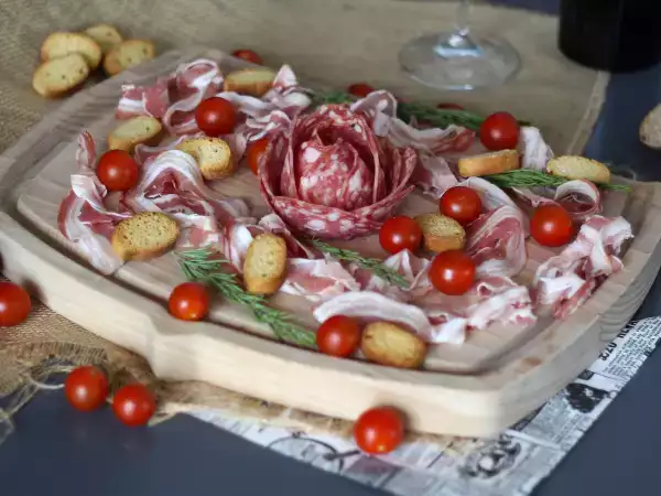 Recept Hur gör man ett charkuterifat? vik den till en rosform!
