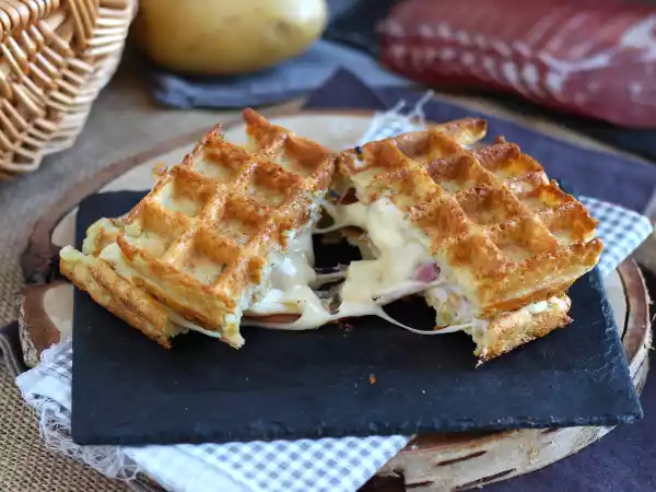 Recept Potatisvåffelsmörgås med raclette, den ultimata comfort food