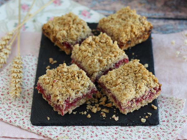 Recept Läcker hallonsmulpaj med krispigt och mjukt täcke