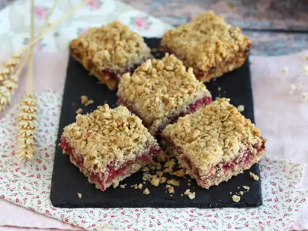 Recept Läcker hallonsmulpaj med krispigt och mjukt täcke