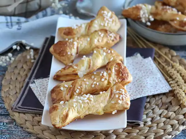 Recept Kavlade smördegssnurror med vaniljkräm