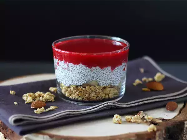 Recept Chiapudding med kokosmjölk, hallon och granola