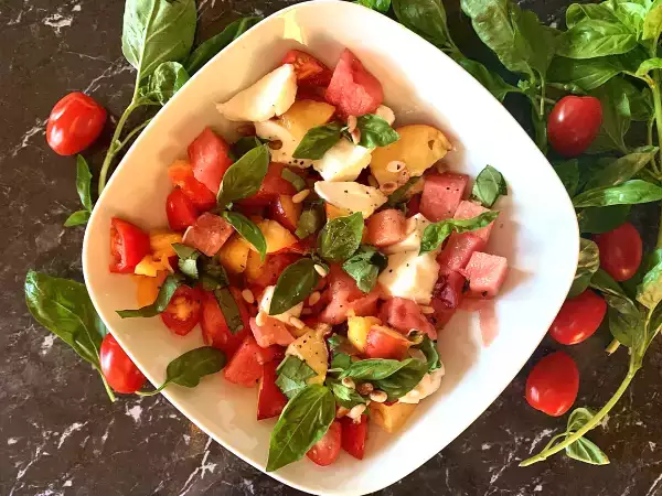 Recept Sommarsallad med vattenmelon, tomat och nektarin