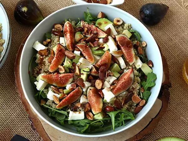 Recept Sötsyrlig sallad med fikon, ruccola, quinoa, mozzarella och avokado