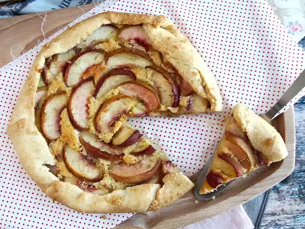 Recept Rustik persiko- och rosmarintårta