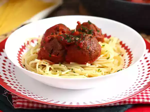 Recept Vegetariska köttbullar av seitan med tomatsås