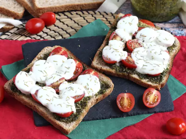 Recept Bruschetta med pesto, körsbärstomater och mozzarellaost