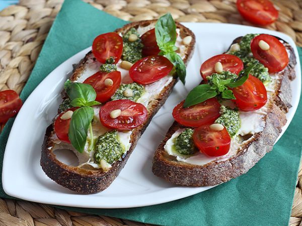 Recept Smörgåsar med färskost, pesto och körsbärstomater