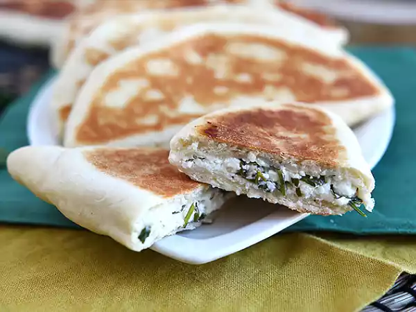 Recept Turkiska pannkakor fyllda med fetaost, citron och persilja - gözleme