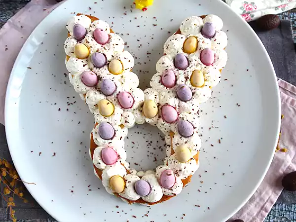 Recept Tårta med påskägg och kanin