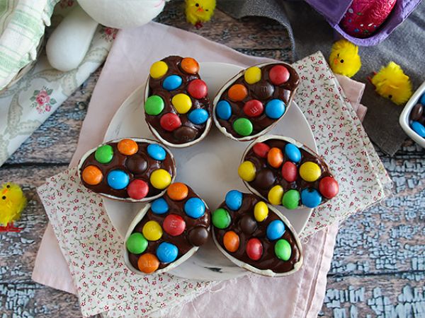 Recept Påskägg fyllda med chokladdessertkräm och m&m's