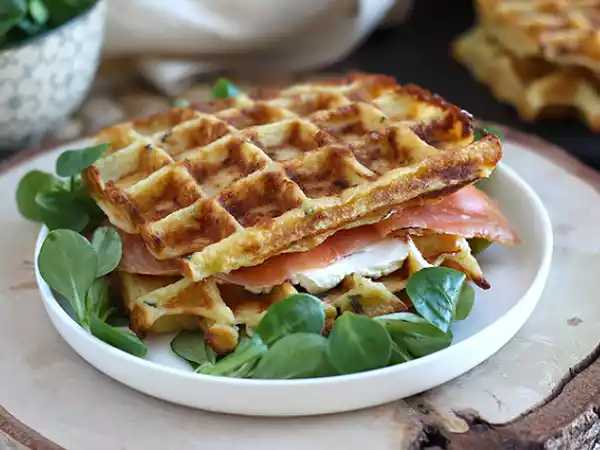 Recept Potatisvåfflor - våffelsmörgås med rökt lax och färskost