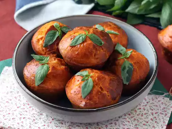 Recept Tomatmuffins med smältande mozzarellahjärta