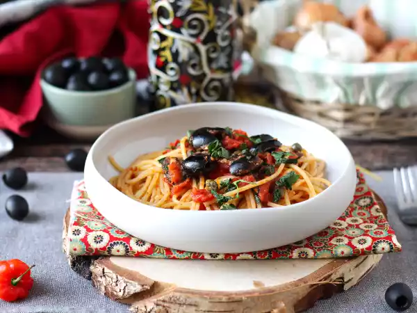 Recept Spaghetti alla puttanesca, en snabb och välsmakande rätt