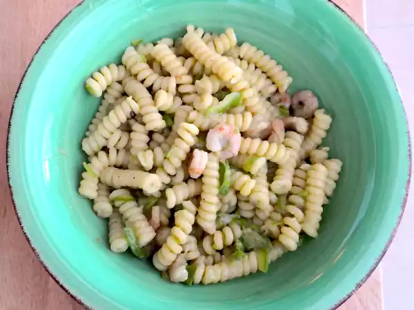 Recept Fusilli med zucchini, räkor och ingefära