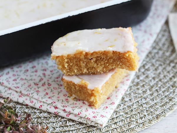 Recept Citron- och havregrynsbrownie med citronglasyr