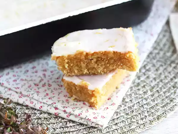 Recept Citron- och havregrynsbrownie med citronglasyr