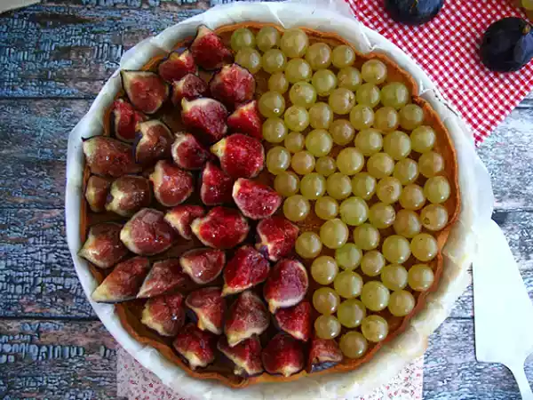 Recept Tårta med hälften fikon och hälften druvor