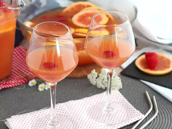 Recept Rosa sangria med rosévin