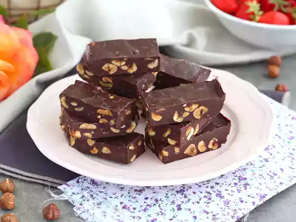 Recept Hasselnötsfudge - choklad- och hasselnötsrutor