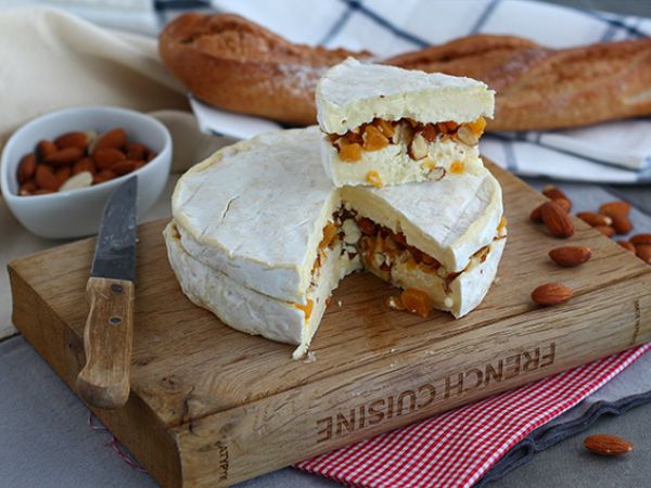 Recept Brie med aprikos- och mandelfyllning