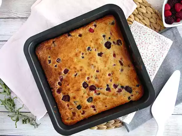 Recept Brownie med vit choklad och röda bär (blondie)