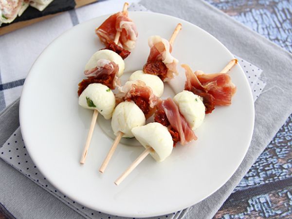Recept Kebaber med mozzarella, rökt skinka och soltorkade tomater för aperitif