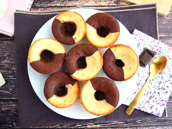 Recept Choklad- och vaniljtårta med chokladfyllning