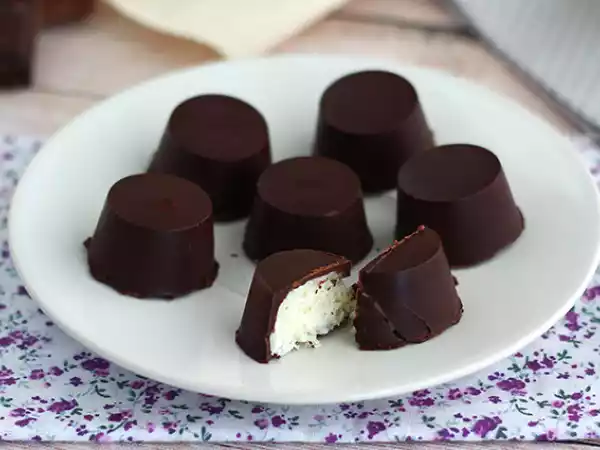 Recept Kokosfyllda praliner i bounty-stil