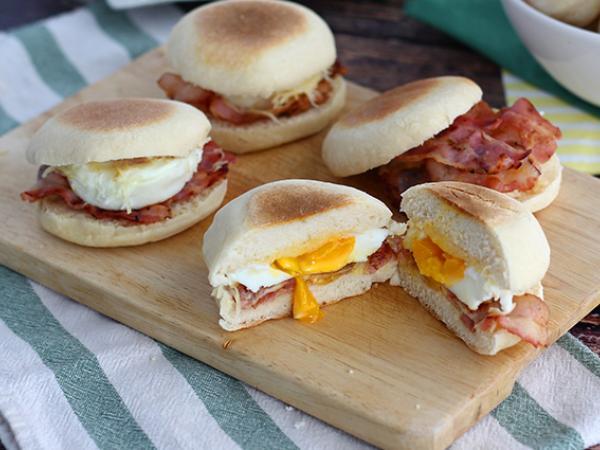 Recept Engelska muffins med ägg och bacon