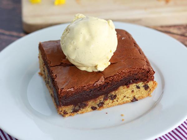 Recept Cookie- och brownietårta perfekt för ett mellanmål!
