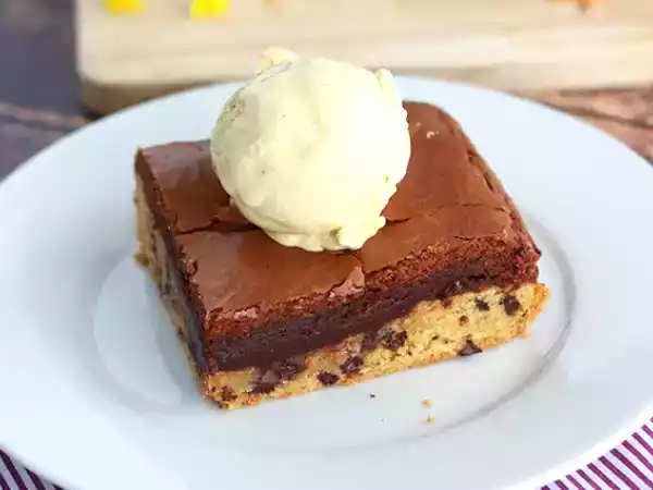 Recept Cookie- och brownietårta perfekt för ett mellanmål!