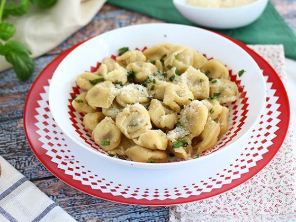 Recept Tortellini med parmesan, skinka och basilika