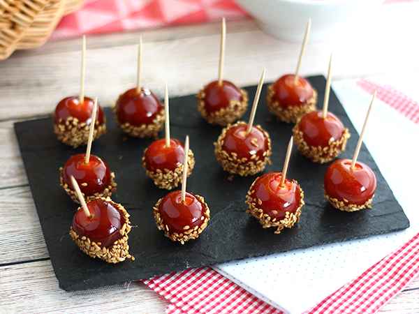 Recept Karamelliserade körsbärstomater med sesamfrön eller kärlekstomater