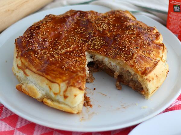 Recept Hamburgerpaj, en cheeseburgare att dela!