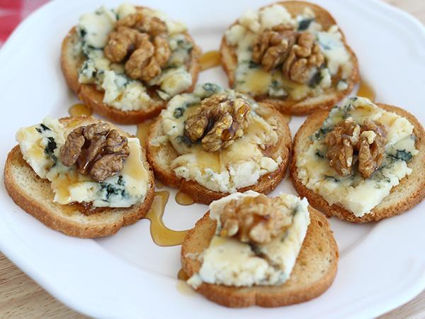 Recept Toast med roquefort, valnötter och honung