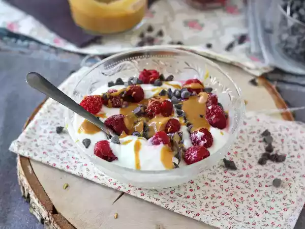 Recept Skyrskål med röd frukt, jordnötssmör och choklad