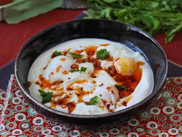 Recept Turkiska ägg på en bas av yoghurt och kryddig olja - çilbir