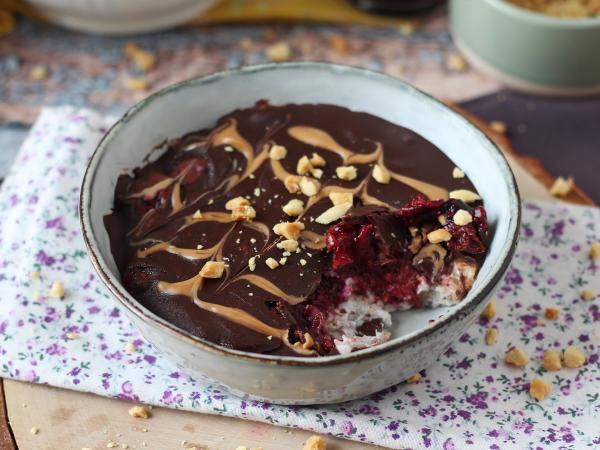 Recept Overnight oats med röd frukt och choklad, en hälsosam och mättande frukost!
