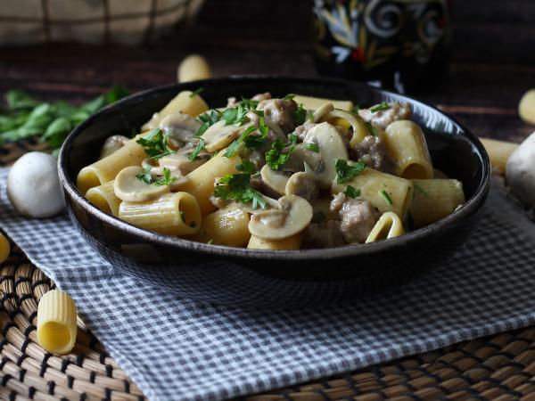 Recept Krämig pasta med champinjoner och korv